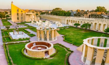 Things to do in Delhi – Exploring the Qutub Minar victory tower during a Golden Triangle Tour 4 Days