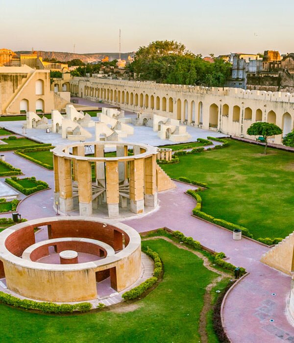 Things to do in Delhi – Exploring the Qutub Minar victory tower during a Golden Triangle Tour 4 Days