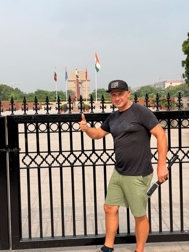 Golden Triangle Tour 6 Days tourist visiting India Gate Delhi