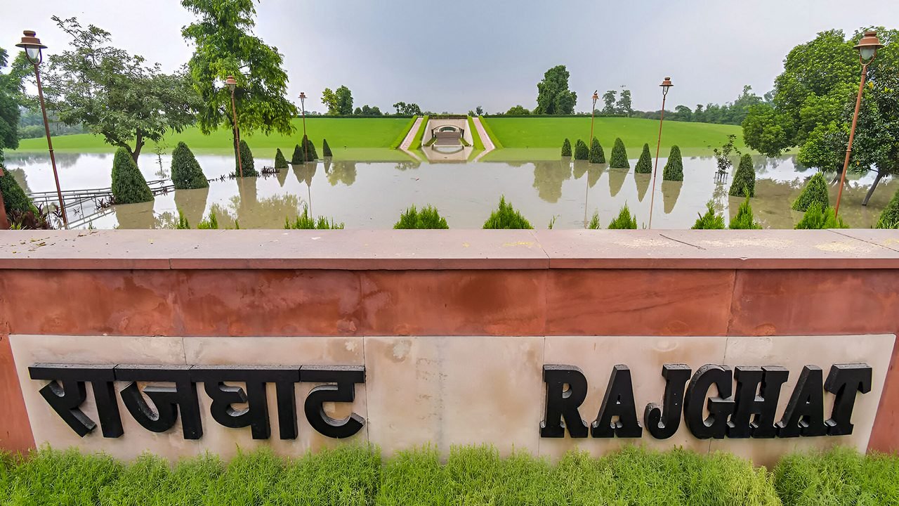 Mughal garden at a historic Delhi monument during a Delhi Temples Tour