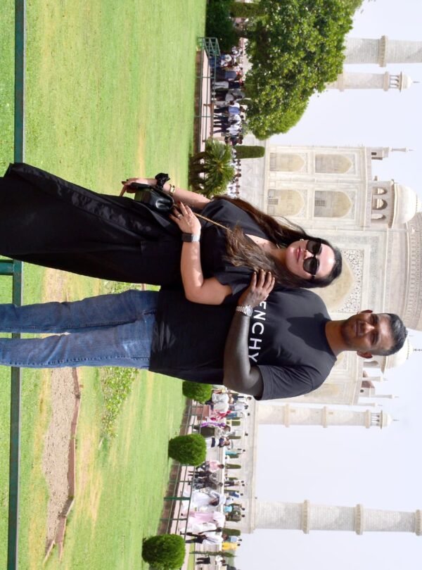 Couple visiting the Taj Mahal during a Same Day Agra Tour by Car