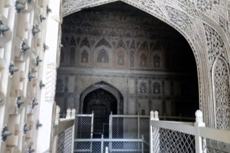 Sheesh Mahal inside Agra Fort showcasing intricate Mughal mirror work architecture