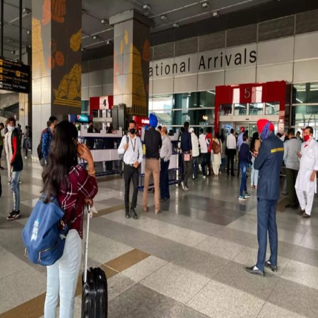Delhi Airport Transfer to Hotel at international arrivals with luggage