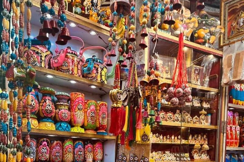 Traditional Indian souvenir shop displaying authentic handicrafts and the best souvenirs from India.