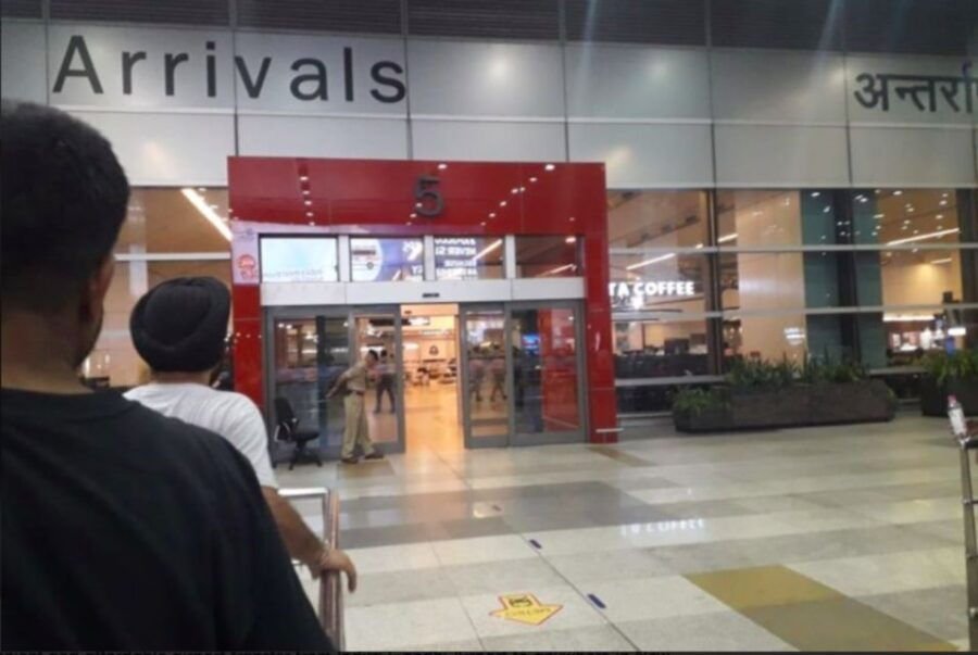 Delhi Airport Transfer to Hotel at international arrivals with travellers